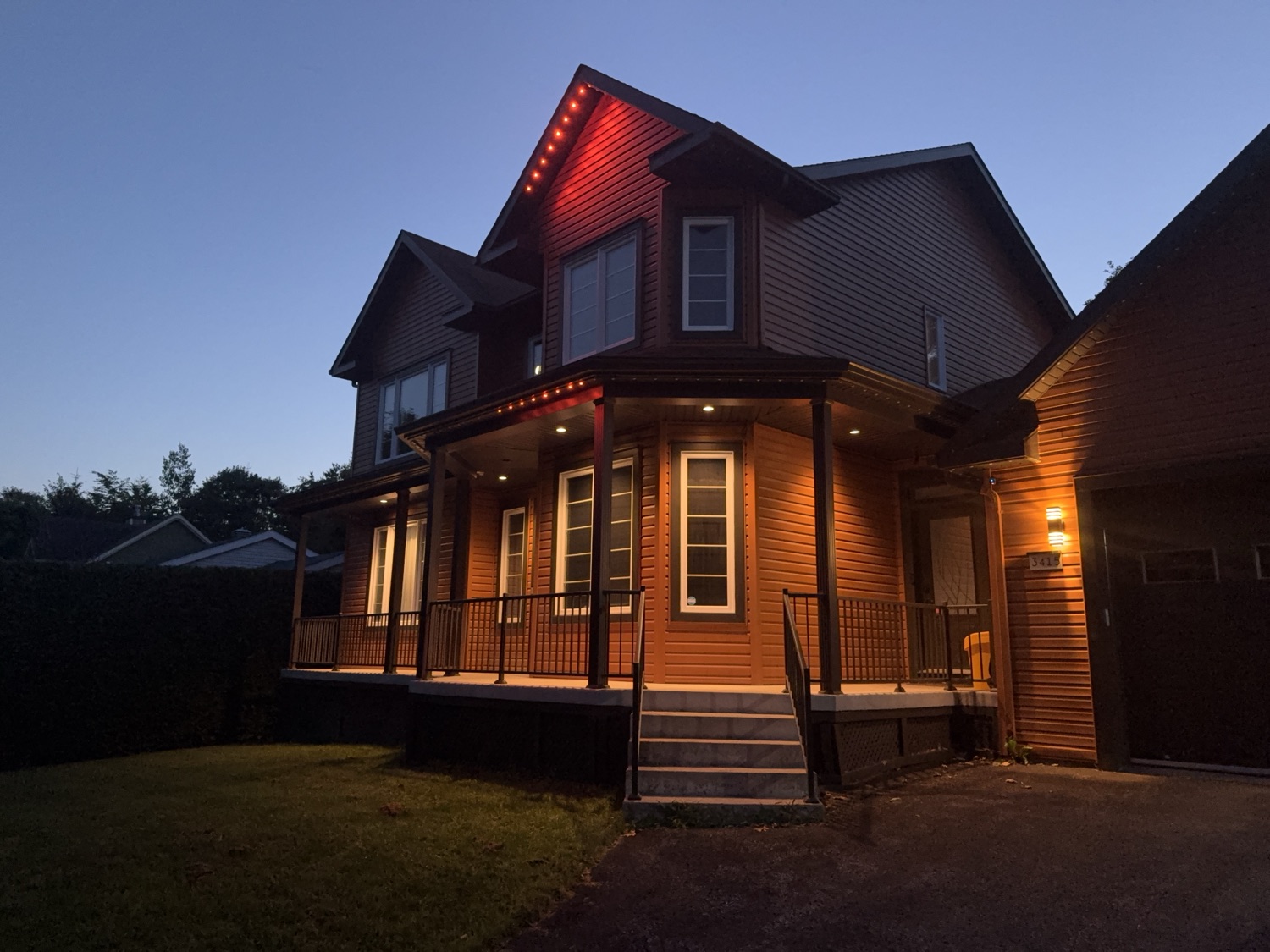 Maison avec éclairage DEL — style blanc classique