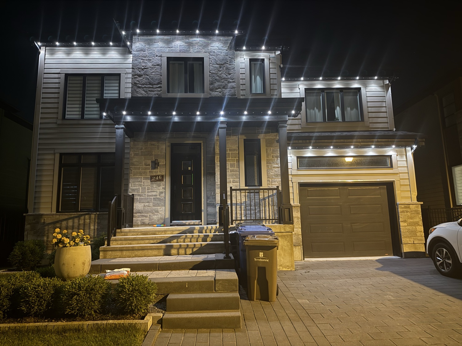 Maison avec éclairage DEL — style blanc classique