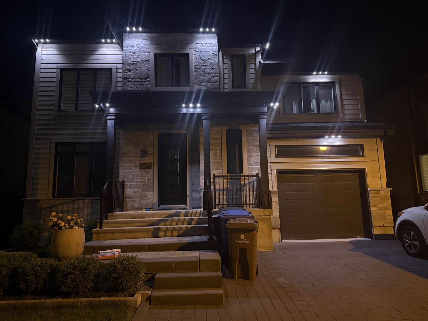 Maison avec éclairage DEL — style blanc classique