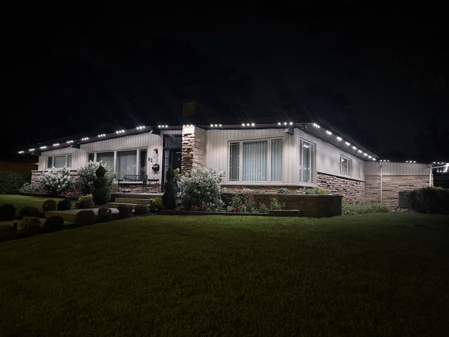 Maison avec éclairage DEL — style blanc classique