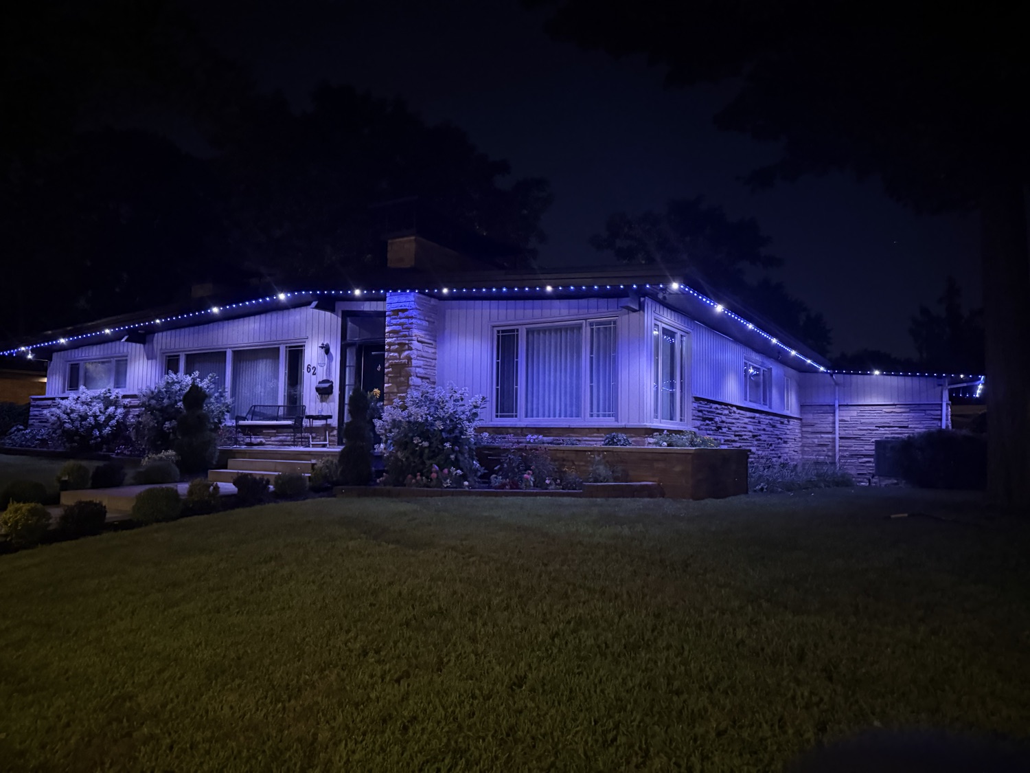 Maison avec éclairage DEL — style bleu nuit