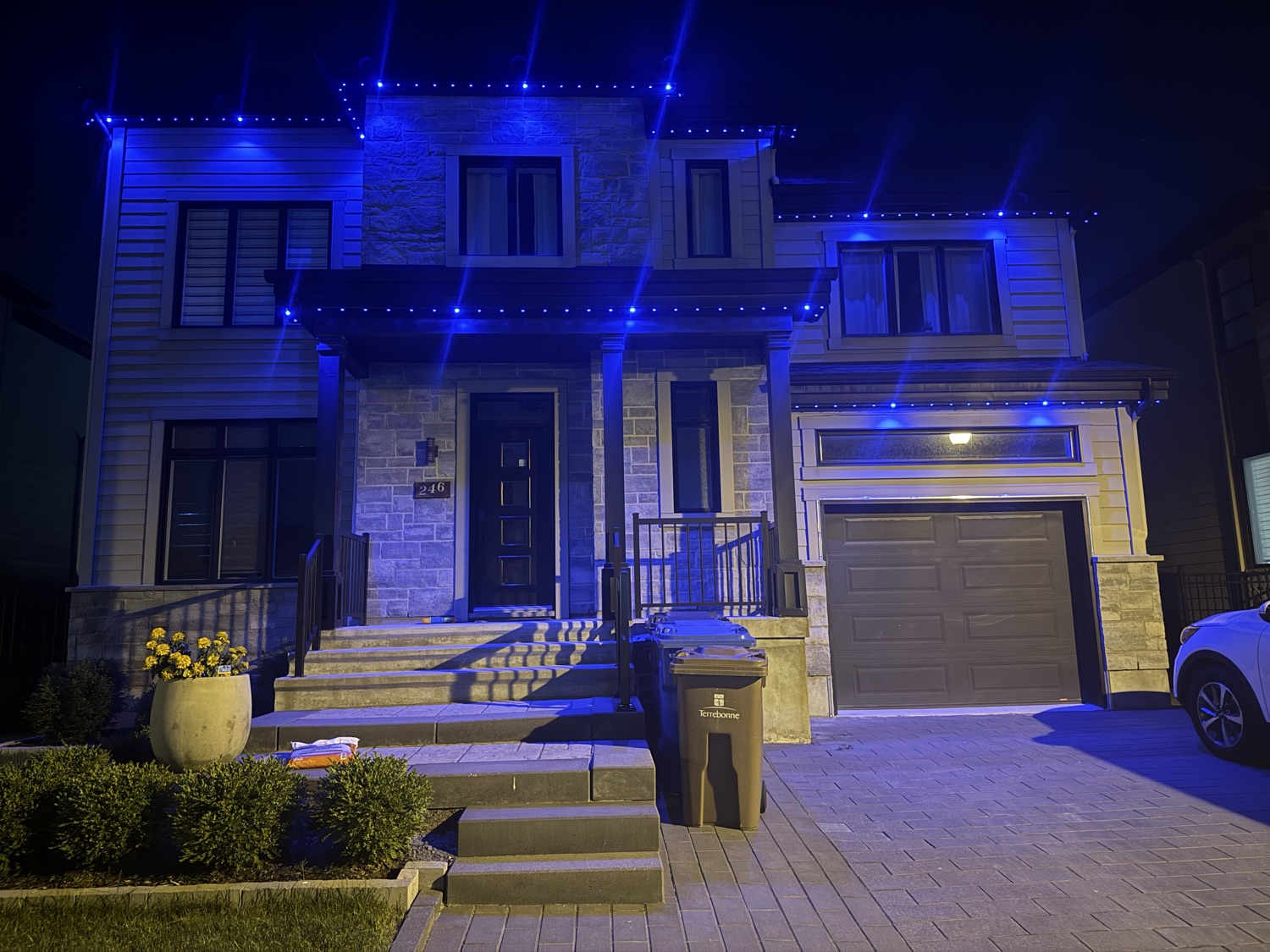 Maison avec éclairage DEL — style bleu nuit
