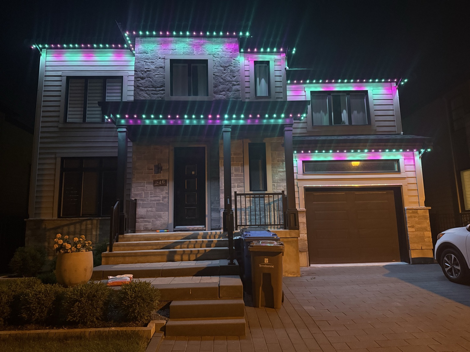 Maison avec éclairage DEL — style couleurs douces