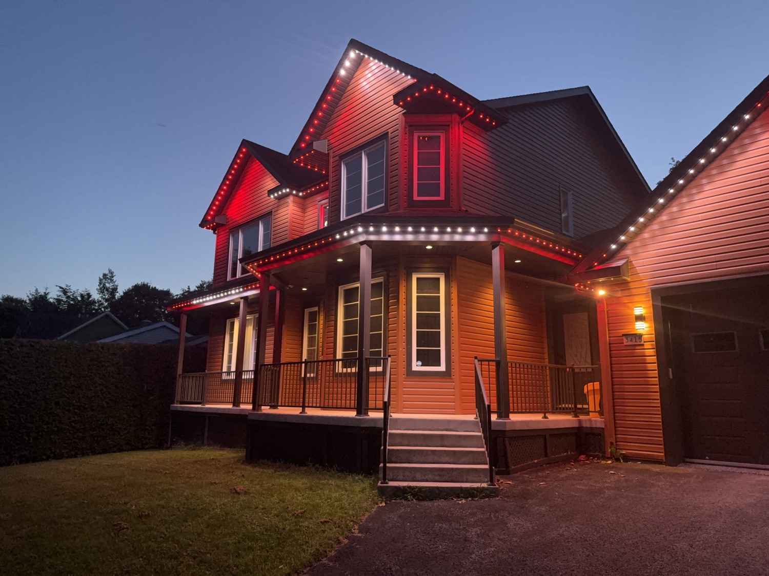 Maison avec éclairage DEL — style rouge & fêtes