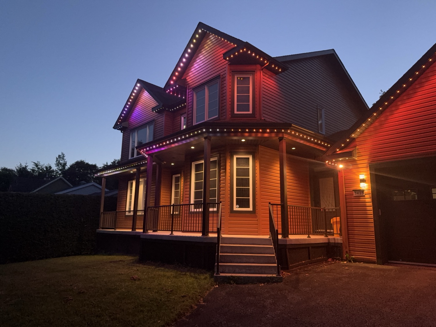 Maison avec éclairage DEL — style rouge & fêtes