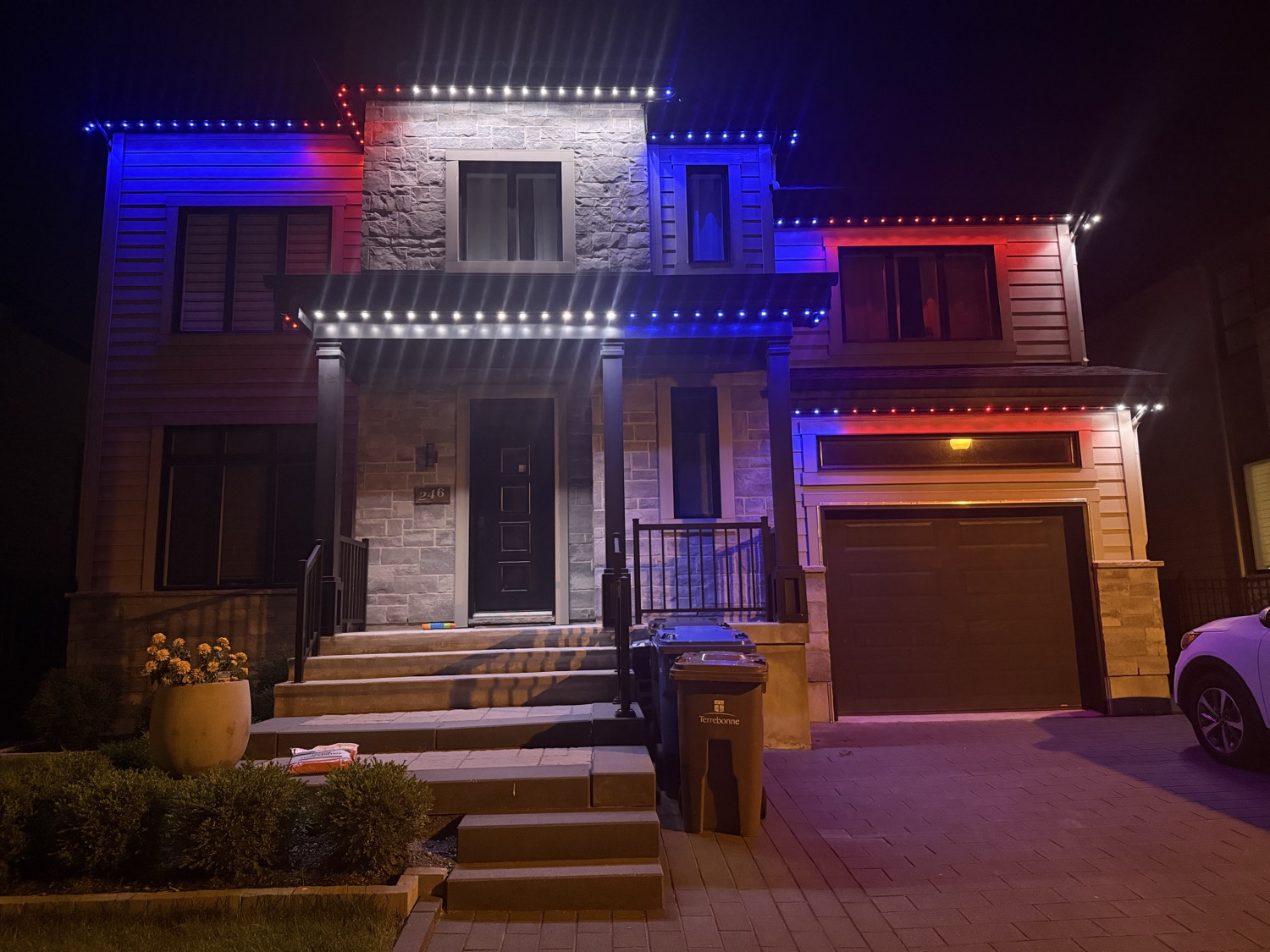 Maison avec éclairage DEL — style rouge & fêtes