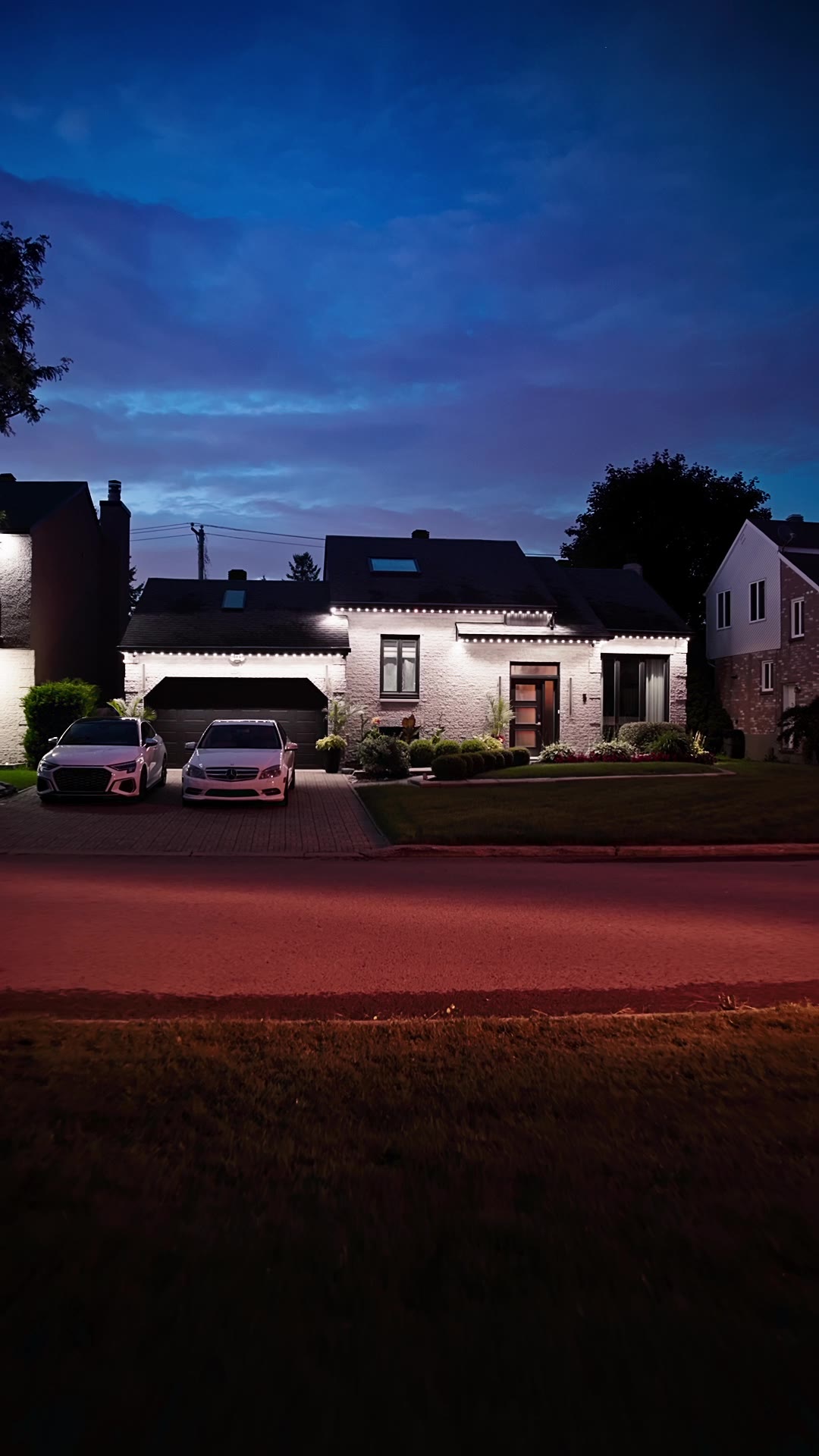 Bungalow souligné de blanc au crépuscule