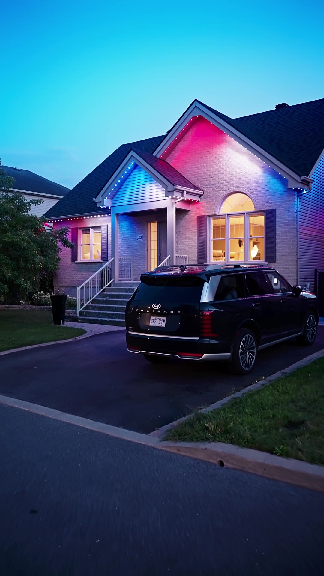 Bungalow éclairé en rose et bleu au crépuscule