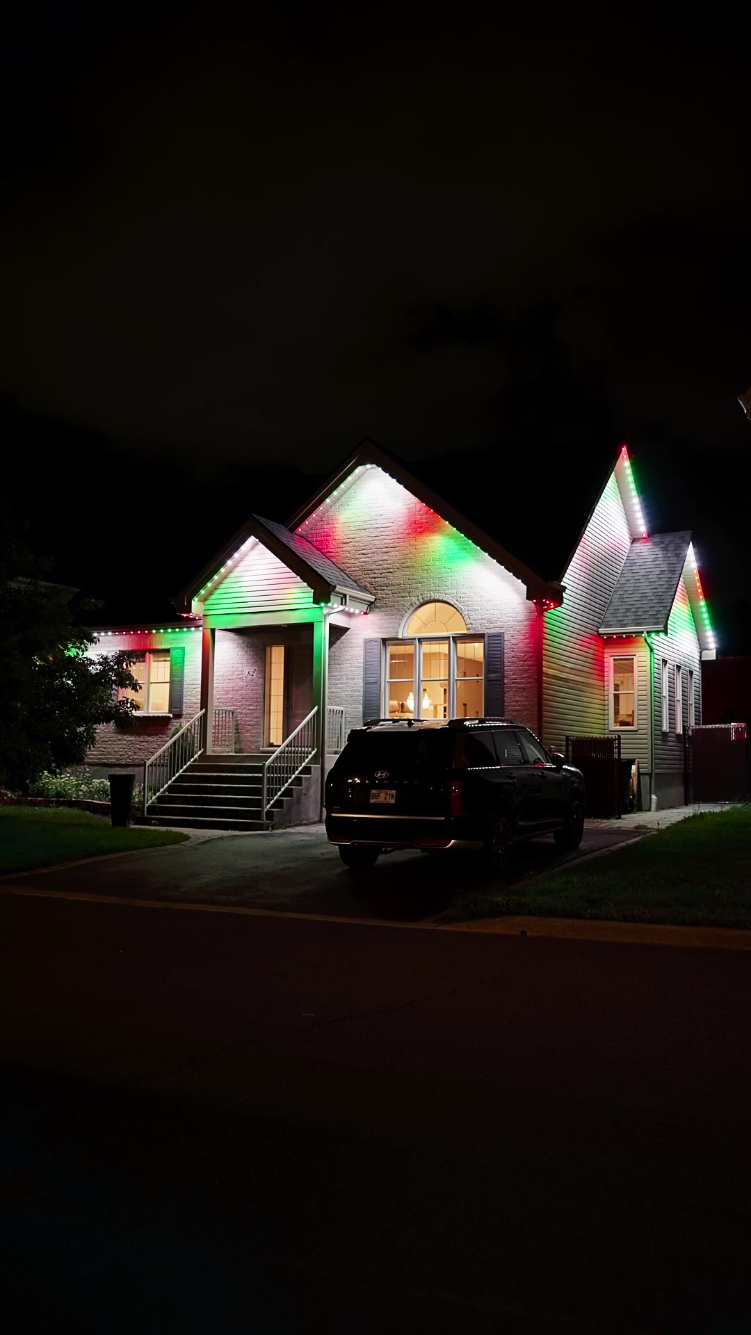 Maison éclairée en rouge et vert pour les Fêtes